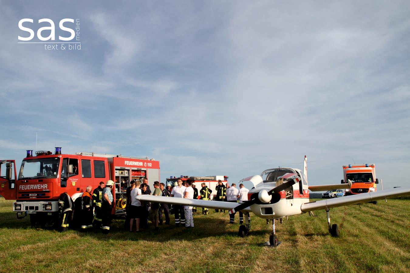 Kleinflugzeug muss im Feld notlanden