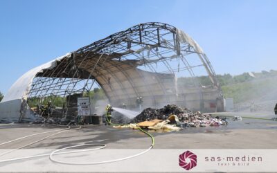 Umlagehalle der Mülldeponie fängt Feuer